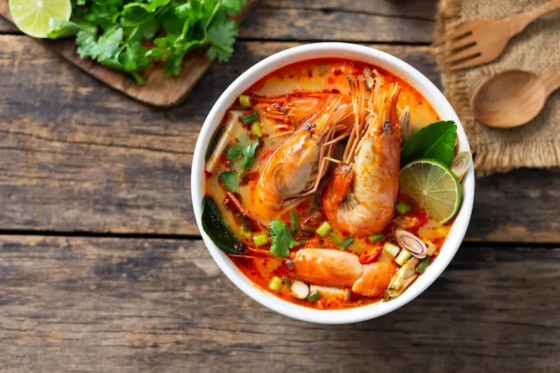 ต้มยำกุ้ง – รสเผ็ดจัดจ้านและกลิ่นหอมของสมุนไพร